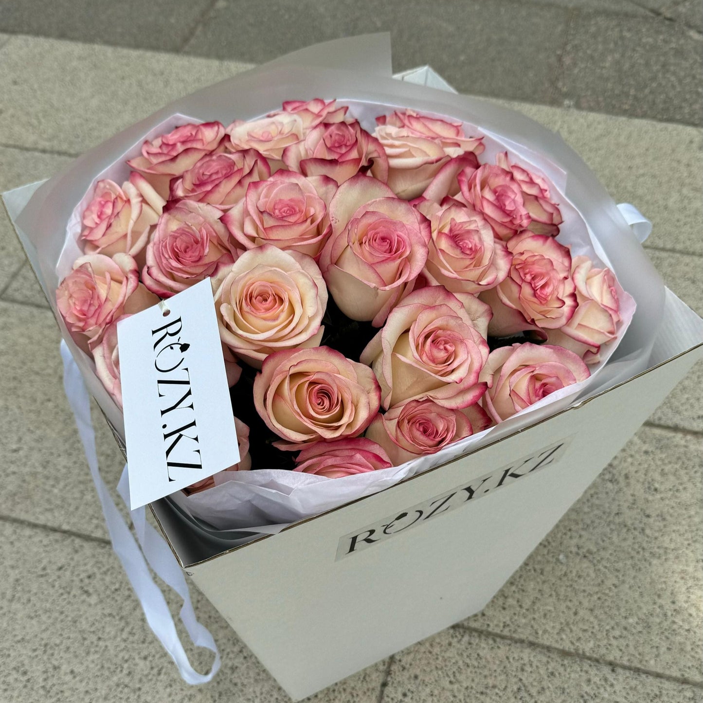 Букет из 25 пионовидных роз Kahala в переноске Доставка цветов Астана