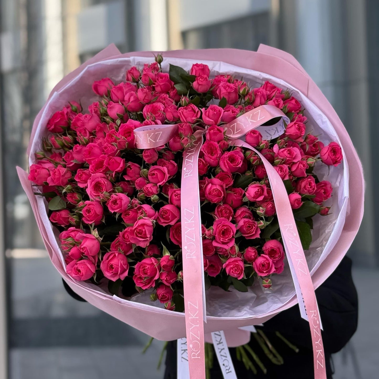 Букет из 25 веток кустовой розы Доставка цветов Астана