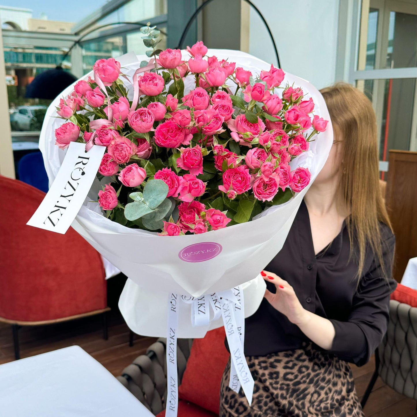 Букет из 7 кустовых роз с эвкалиптом Доставка цветов Астана