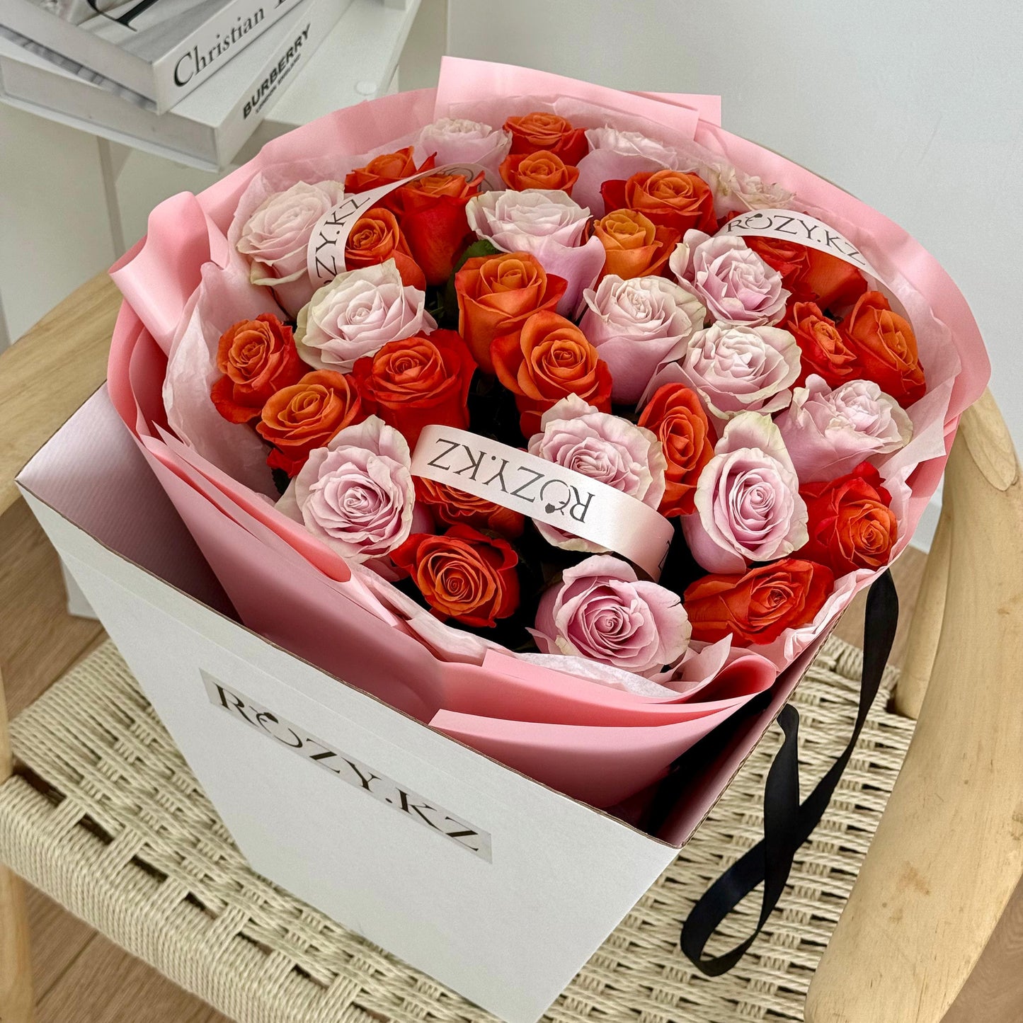 Букет микс из 35 роз в переноске Доставка цветов Астана