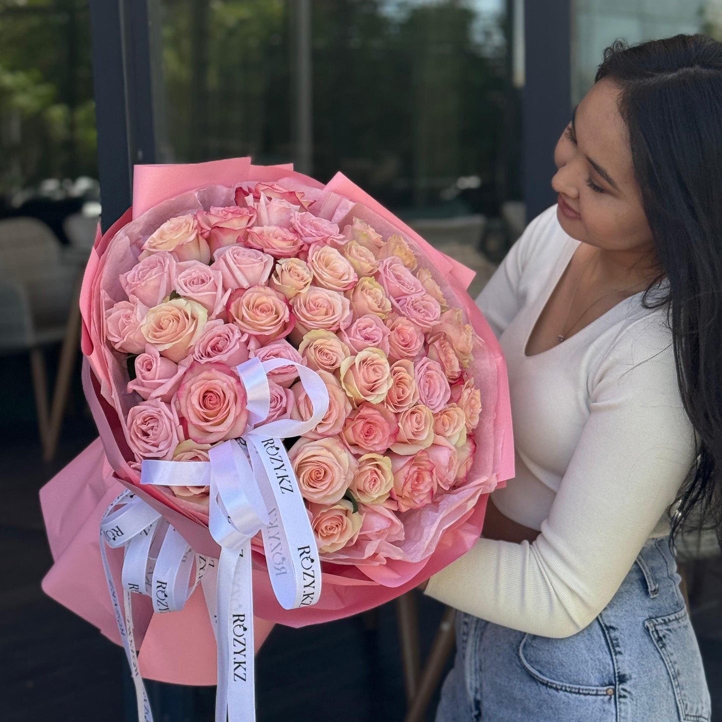 Моно букет из 51 светло-розовой розы Доставка цветов Астана