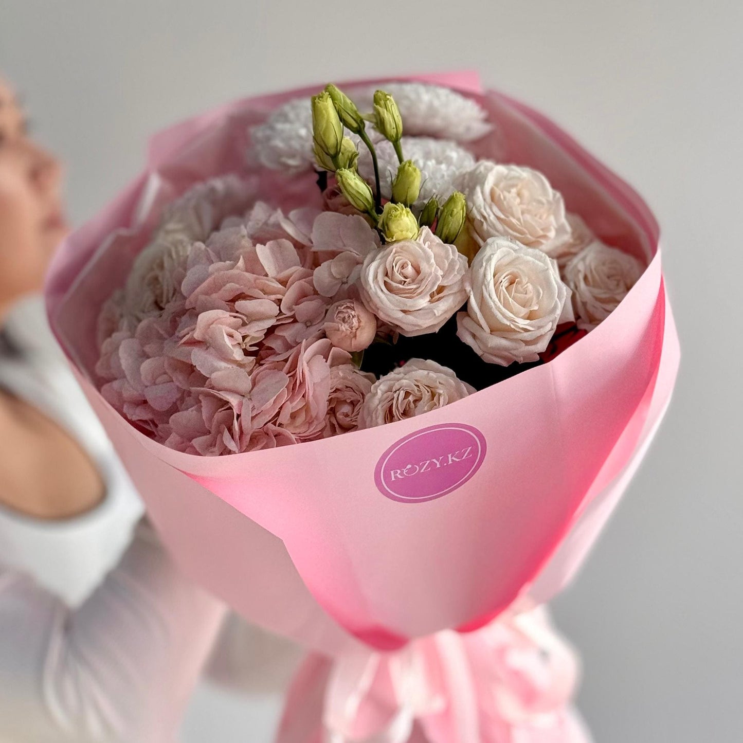 Нежный букет с экзотикой Доставка цветов Астана