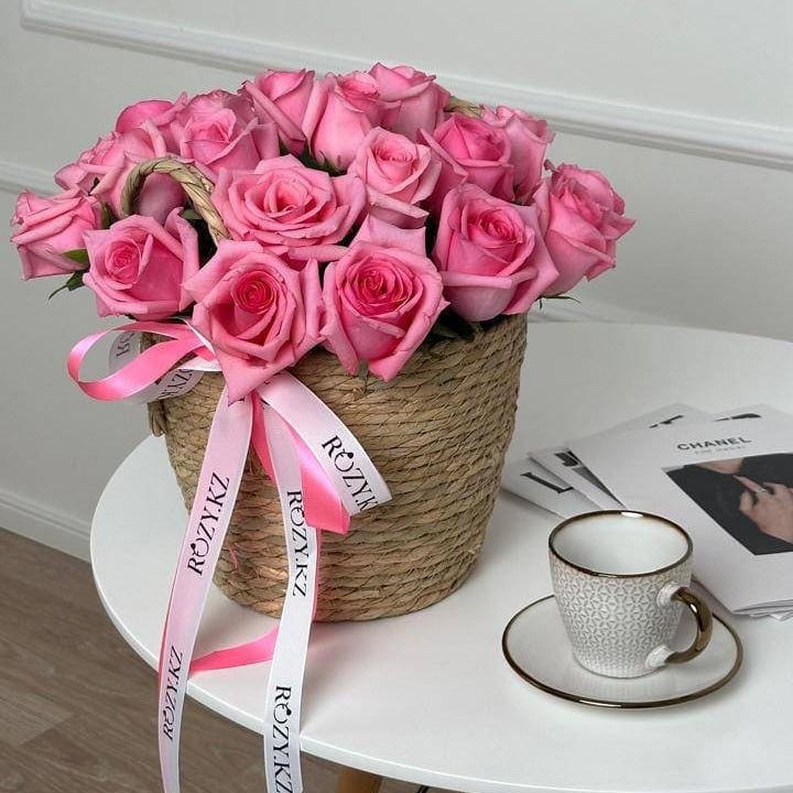 Ротанговая корзина из 25 роз Доставка цветов Астана