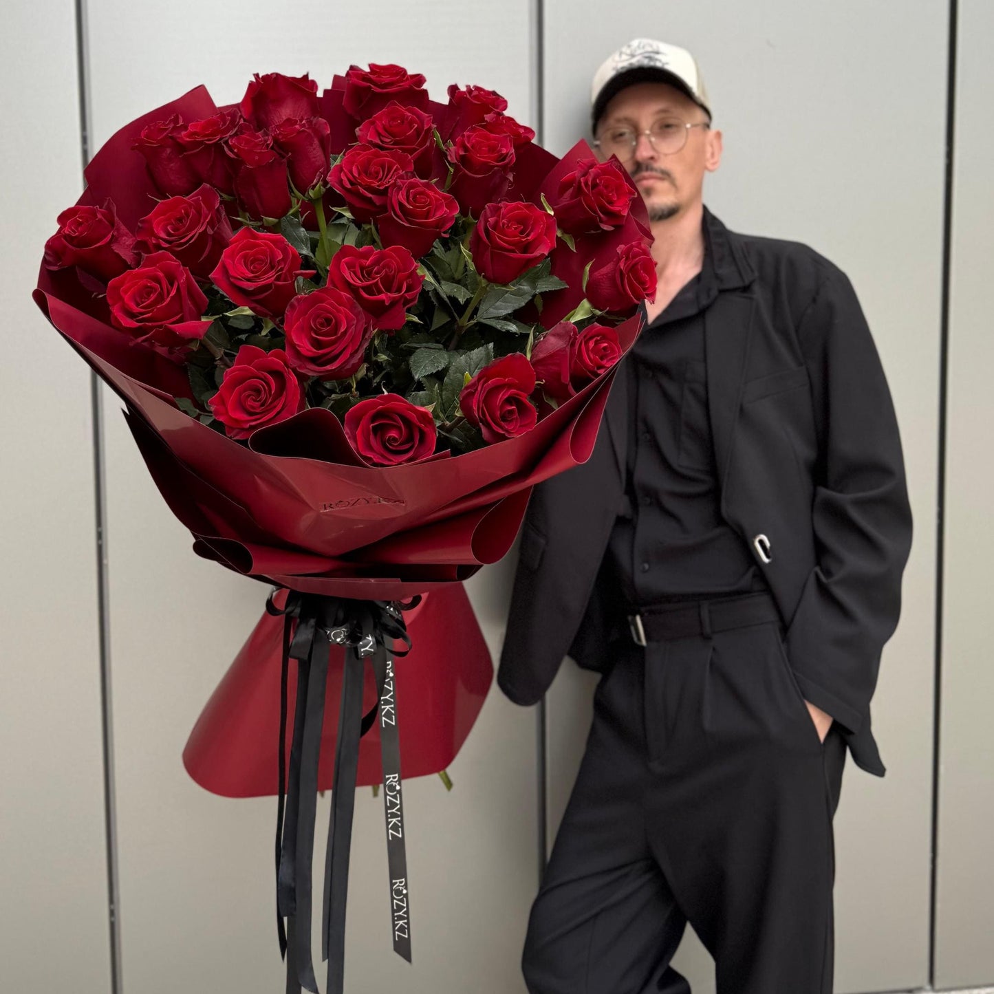 Шикарный букет из 25 высоких роз Доставка цветов Астана