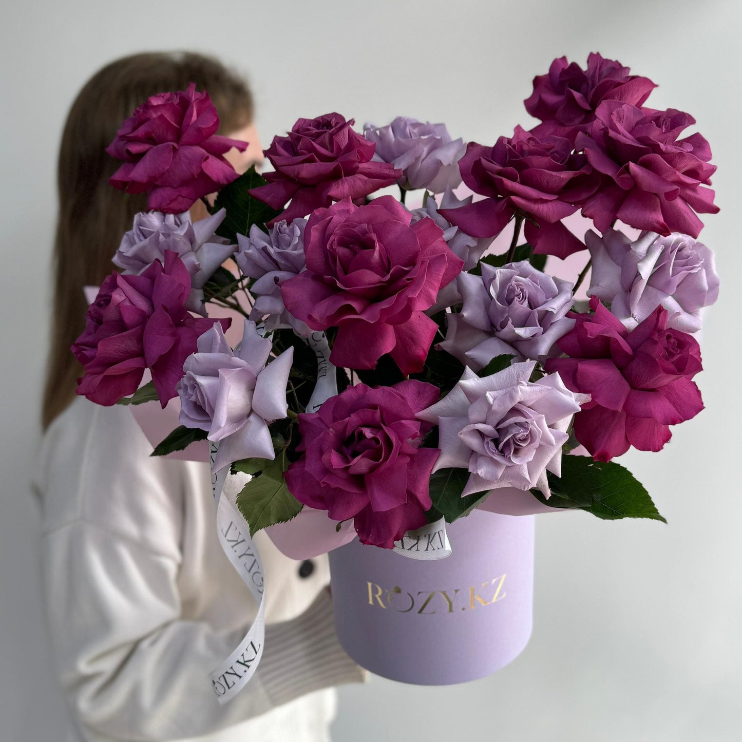17 фиолетовых французких роз Доставка цветов Астана