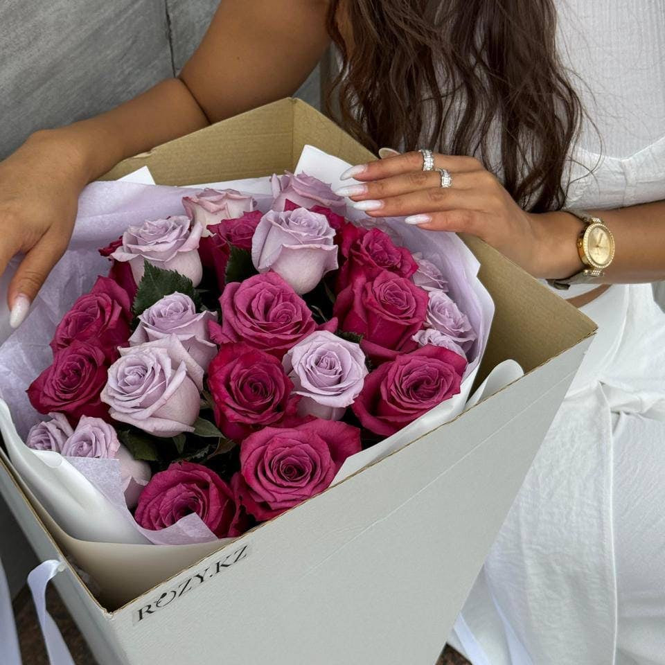 25 фиолетовых роз микс в переноске Доставка цветов Астана