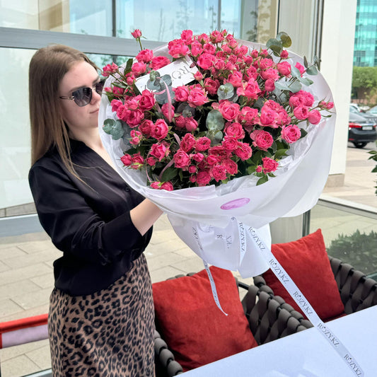 Букет из 11 веток кустовых роз с эвкалиптом Доставка цветов Астана