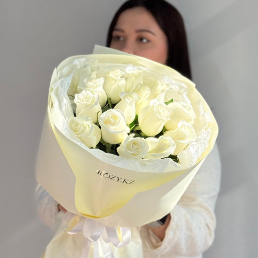Букет из 15 белых роз в белом оформлении Доставка цветов Астана