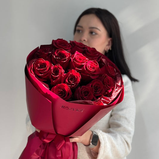 Букет из 15 красных роз в бордовом оформлении Доставка цветов Астана