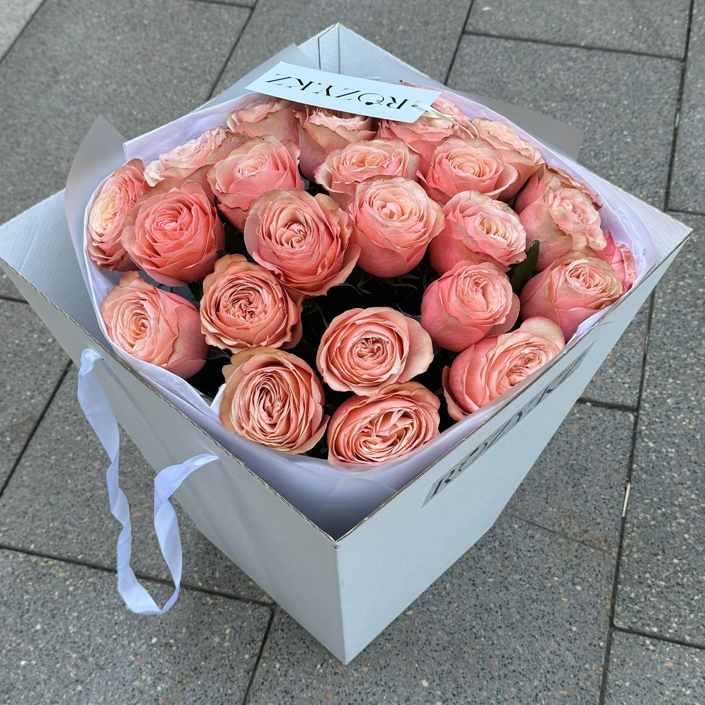 Букет из 25 пионовидных роз Kahala в переноске Доставка цветов Астана