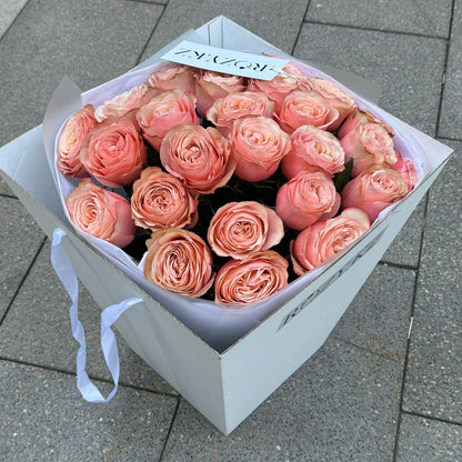 Букет из 25 пионовидных роз Kahala в переноске Доставка цветов Астана