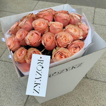 Букет из 25 пионовидных роз Kahala в переноске Доставка цветов Астана