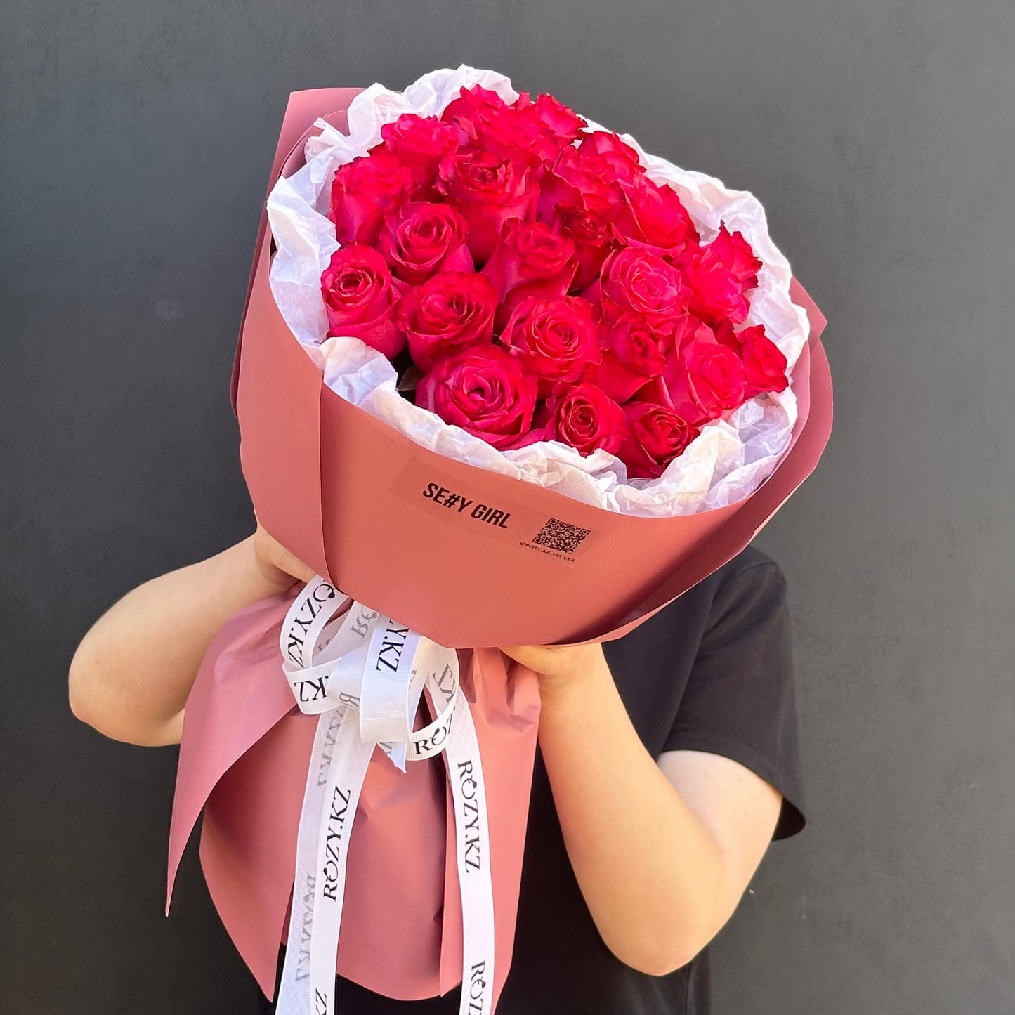 Букет из 25 ярко-розовых роз Доставка цветов Астана