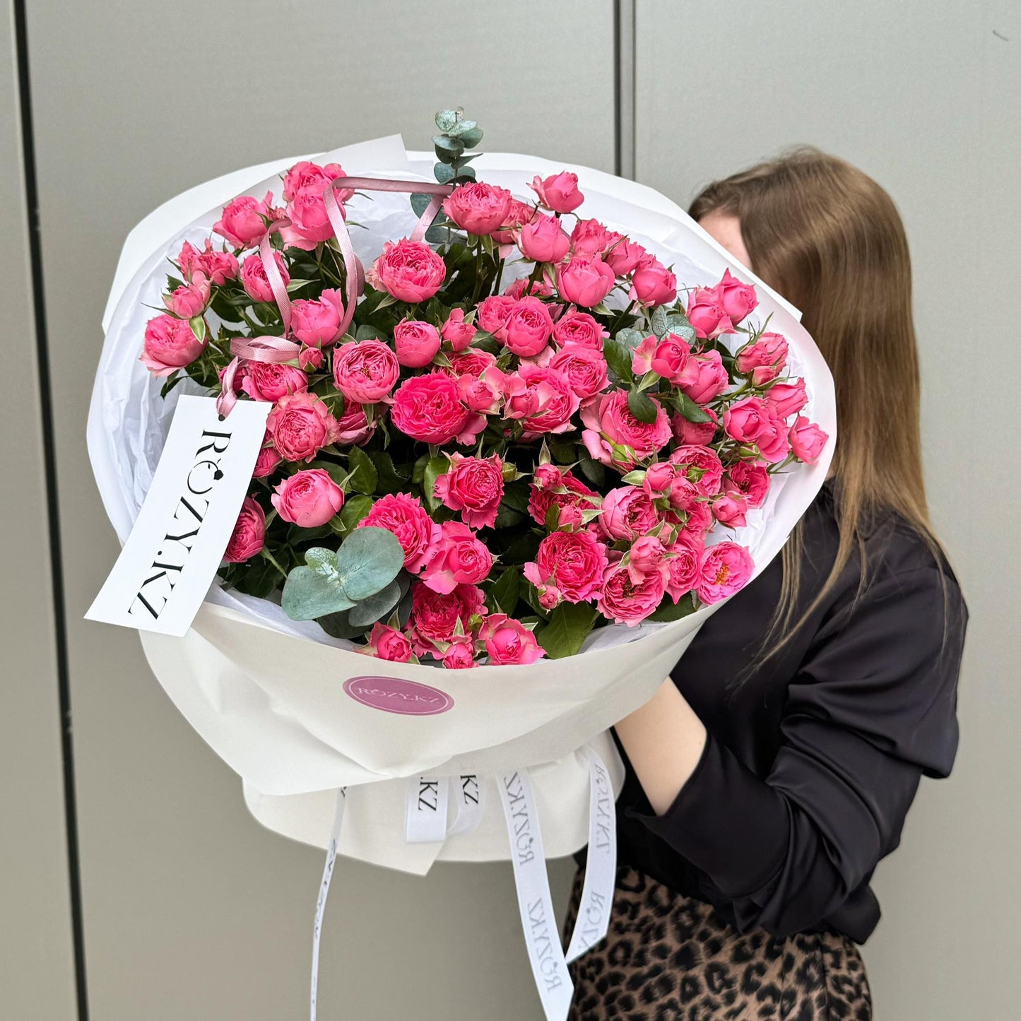 Букет из 7 кустовых роз с эвкалиптом Доставка цветов Астана