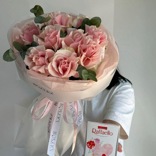 Комбо из 9 французких роз и рафаэло Доставка цветов Астана