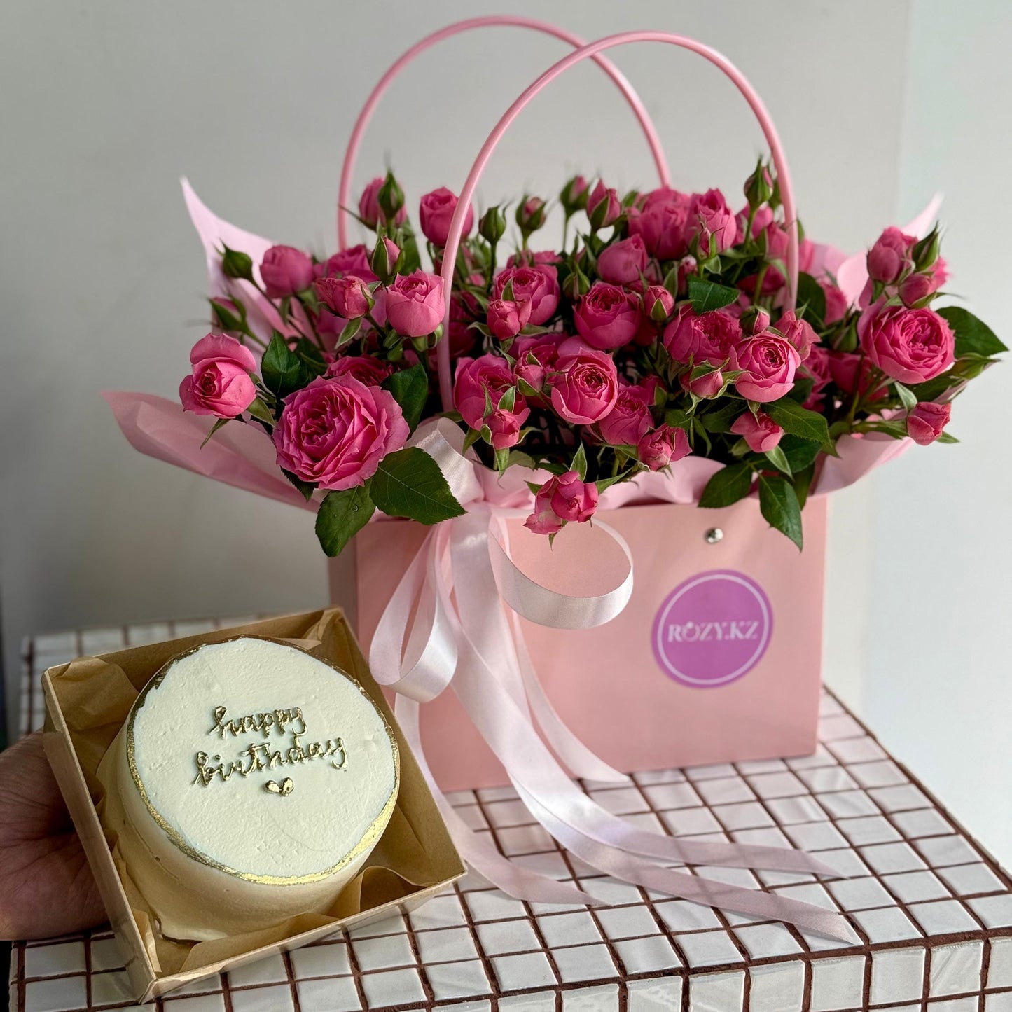 Комбо сумочка кустовых роз Сафи и бенто тортик happy birthday Доставка цветов Астана