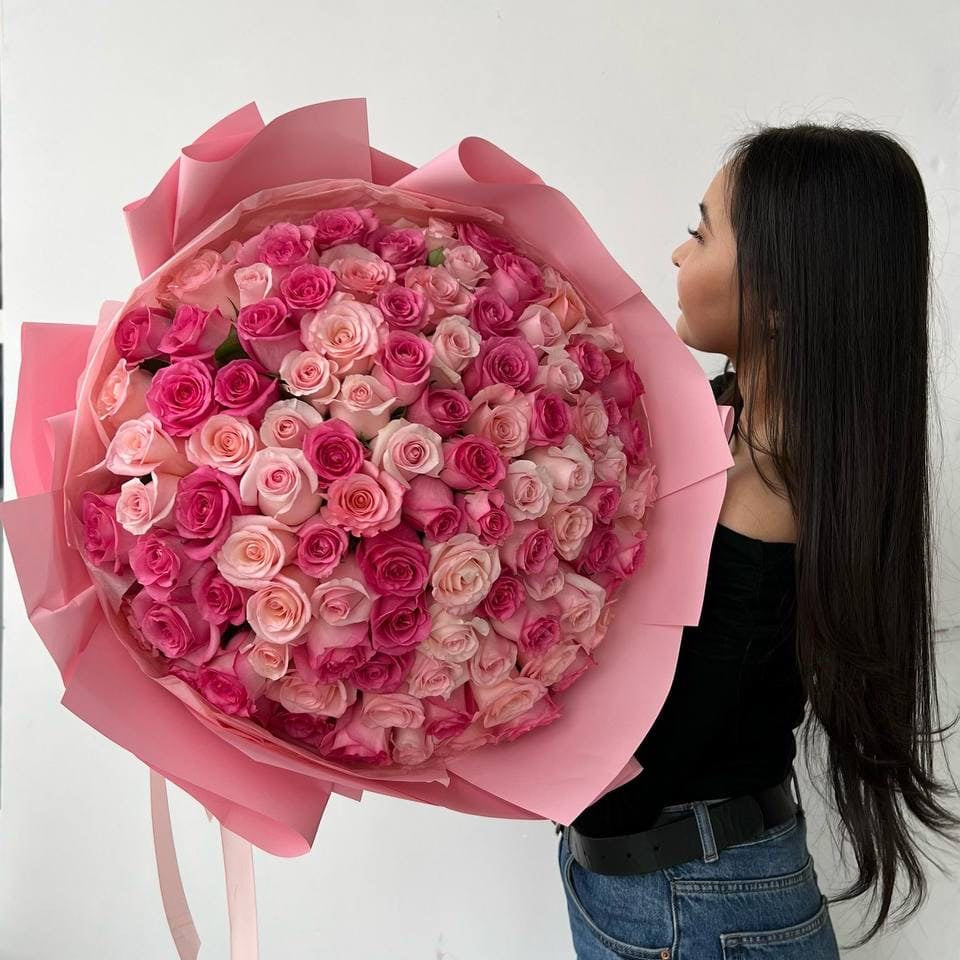 Микс букет из 101 розовой и ярко-розовой розы Доставка цветов Астана