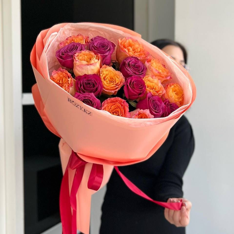 Микс букет из 19 оранжевых и фиолетовых роз Доставка цветов Астана