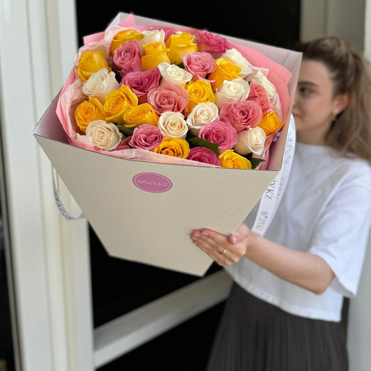 Микс букет из 35 роз в переноске Доставка цветов Астана