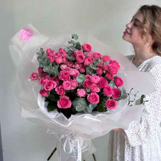 Монобукет из 11 кустовых роз и эвкалипта Доставка цветов Астана