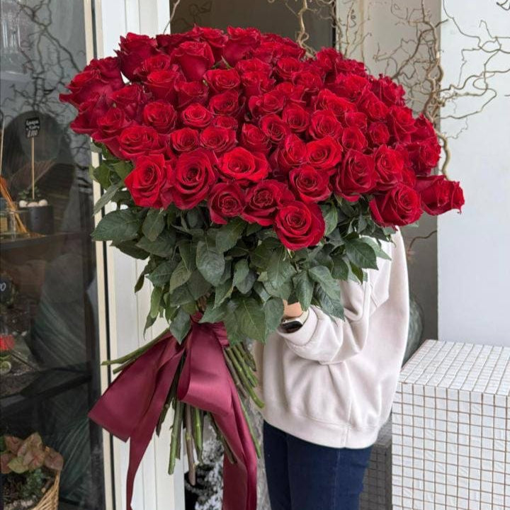 Шикарный букет из 51 метровой розы в ленту Доставка цветов Астана