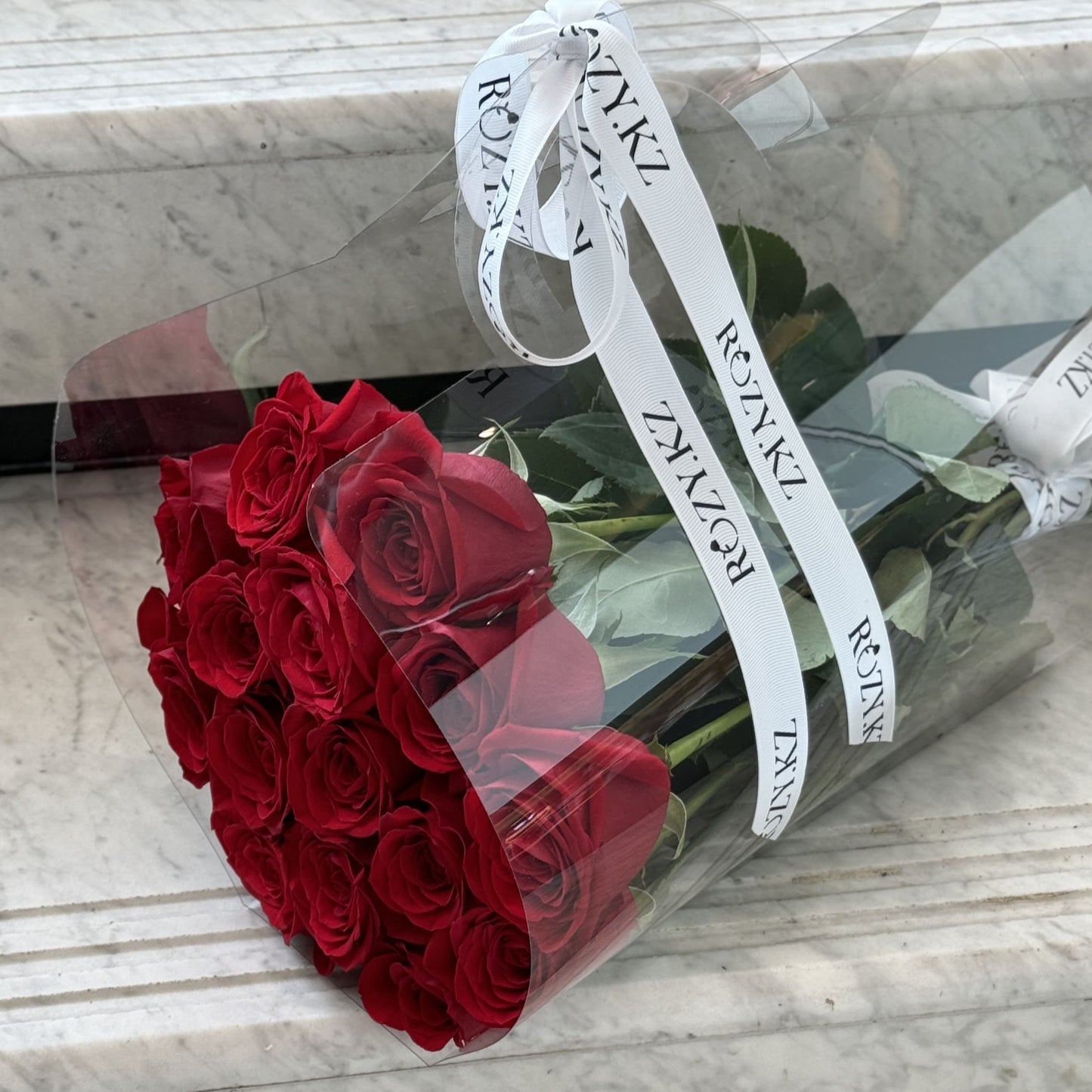 Стильная сумочка 15 красных роз Доставка цветов Астана